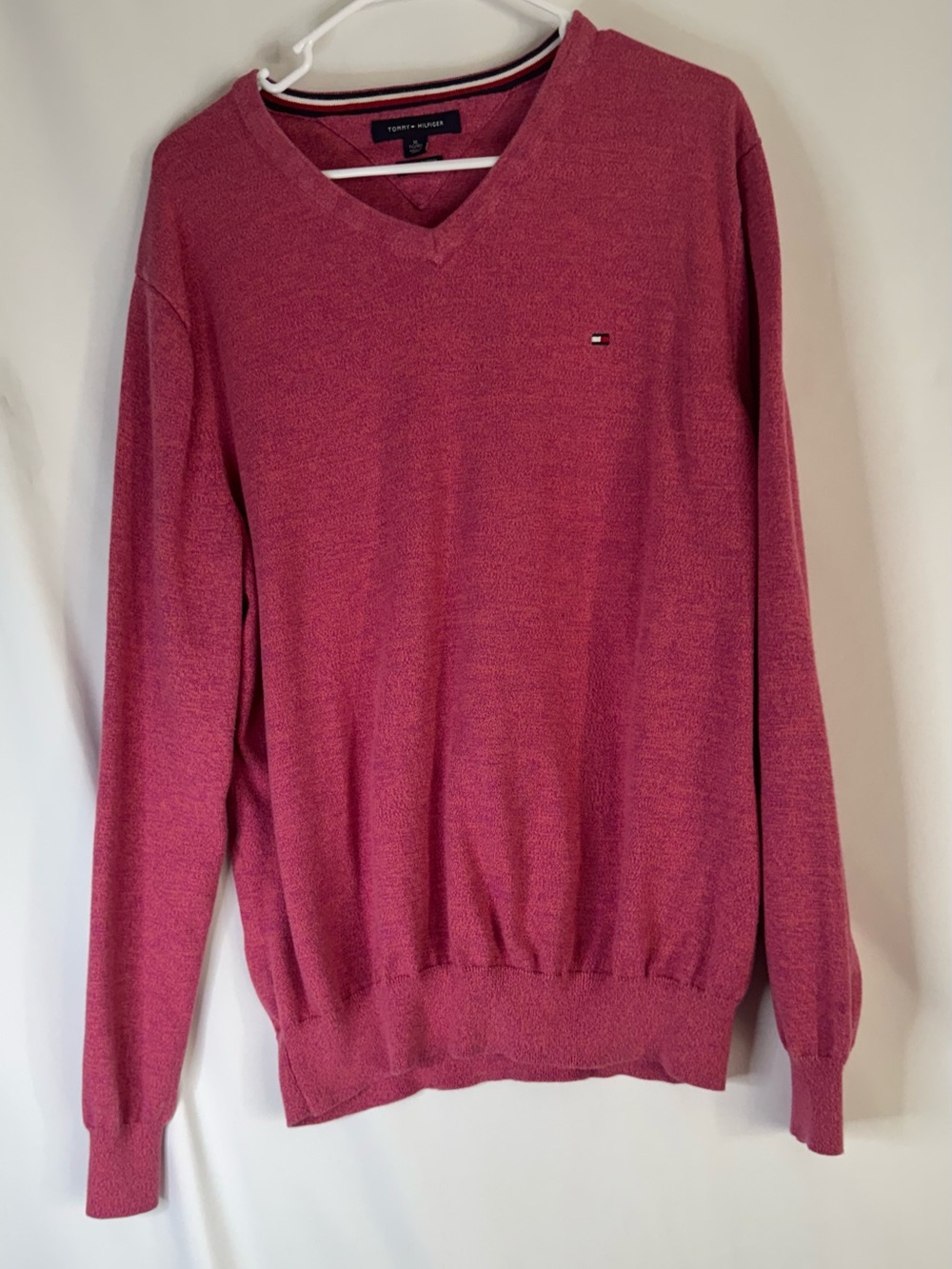 Tommy Hilfiger Men's V-Neck Sweater in Dusty Rose - Picture 2 of 8